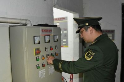 昌江县消防大队联合职能部门夜查辖区人员密集场所消防安全