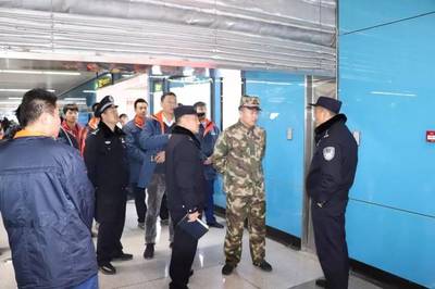 青岛轨道交通消防大队深入地铁各站点开展夜间错时检查