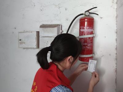 龙山社区开展消防器材定期检查活动